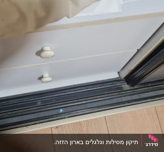 מגירות עץ לבנות עם ידיות עגולות